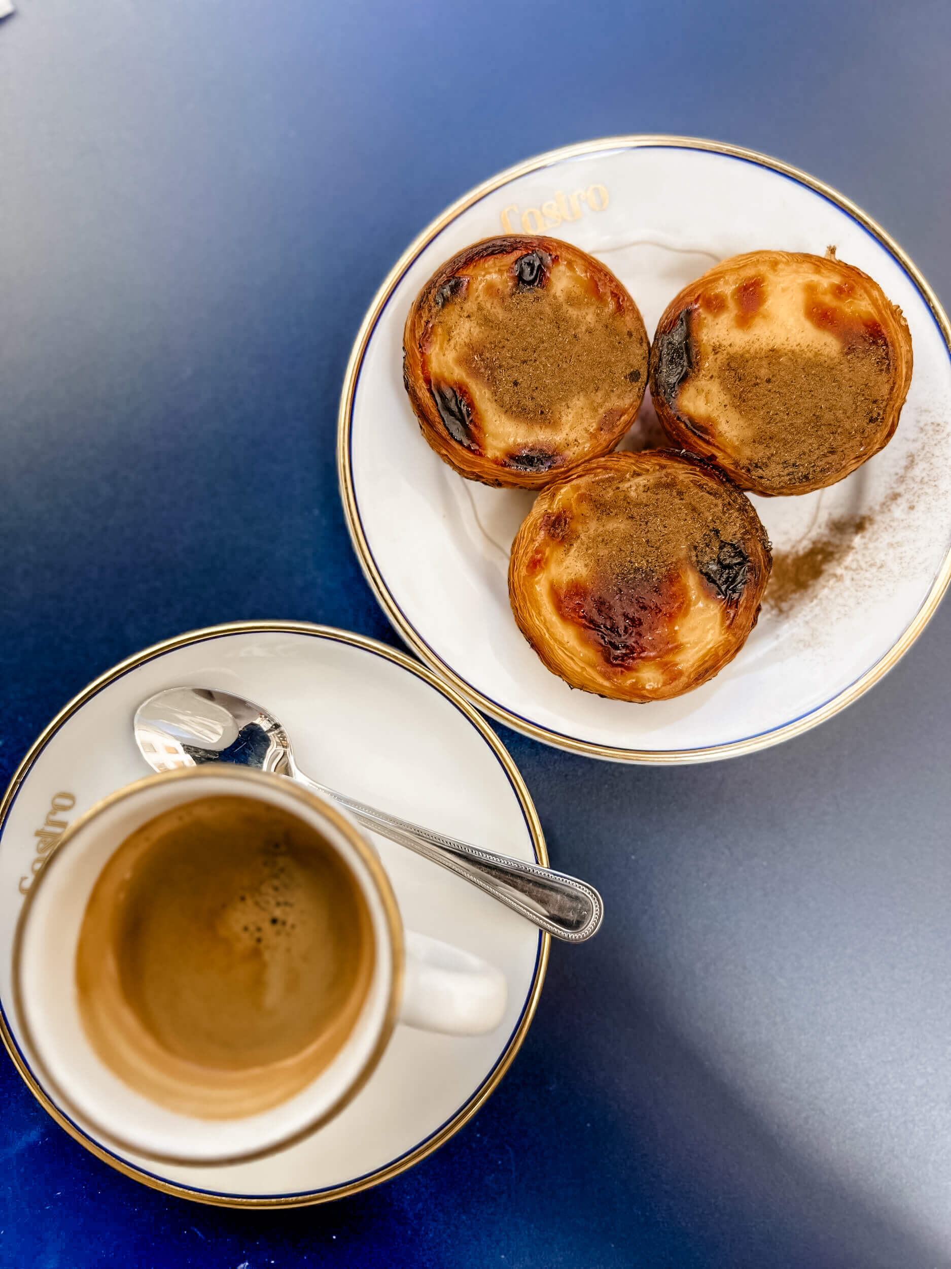 Coffee break with three pasteis de nata in Lisbon