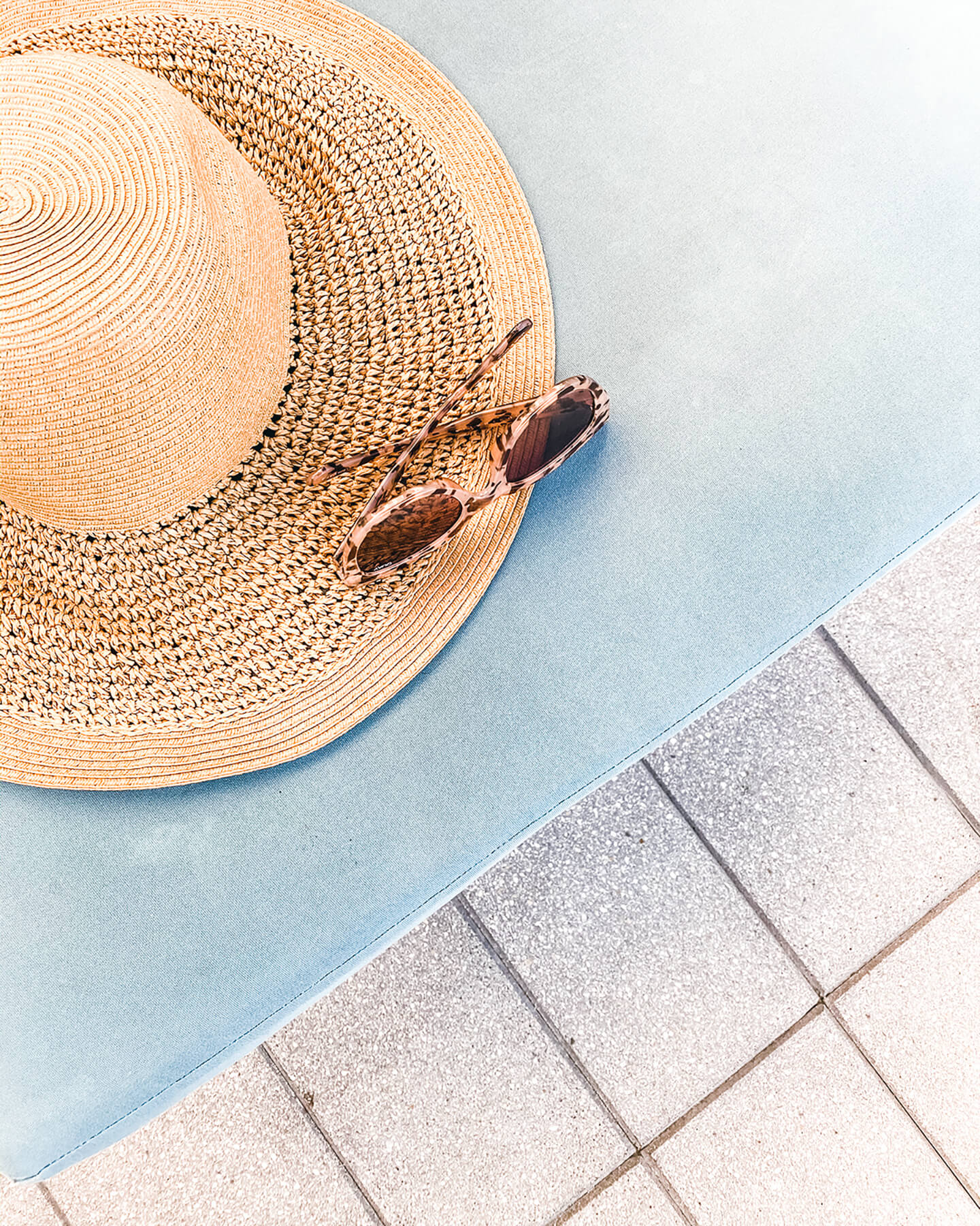 summer hat and sunglasses to enjoy books to read for summer