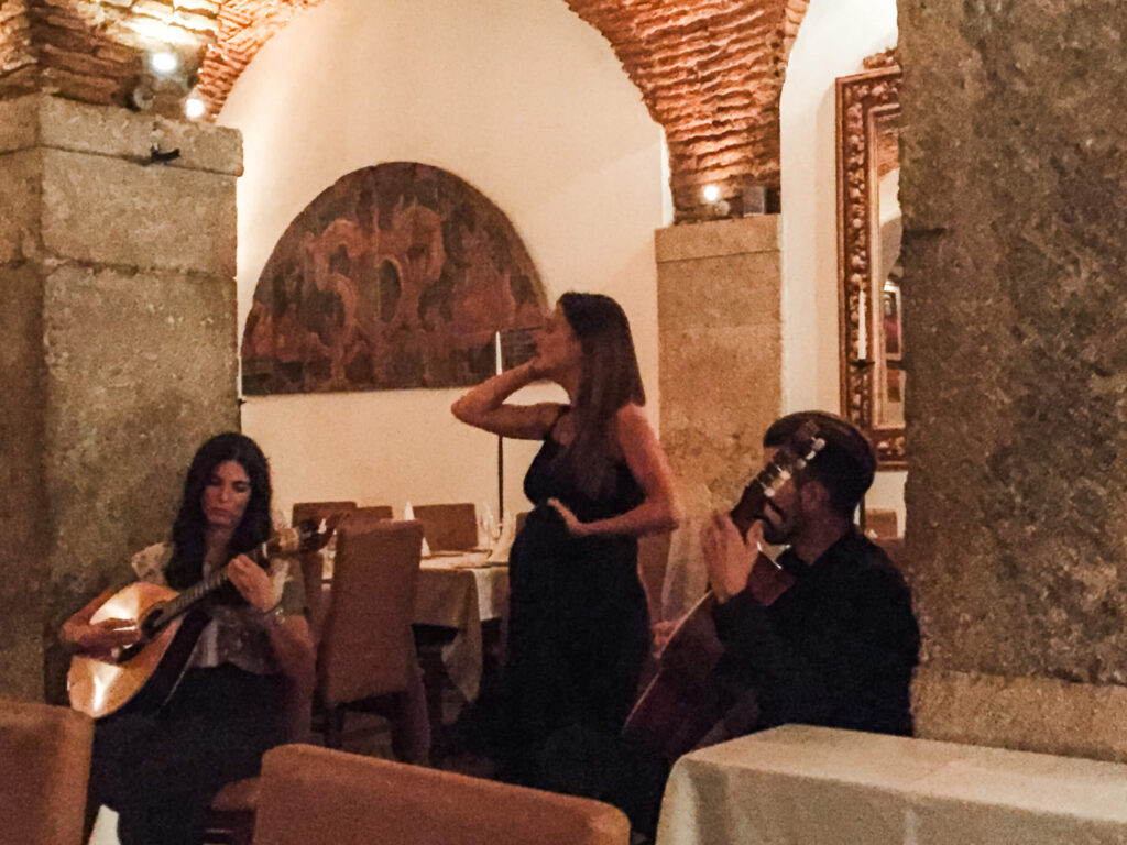 a fadista and musicians