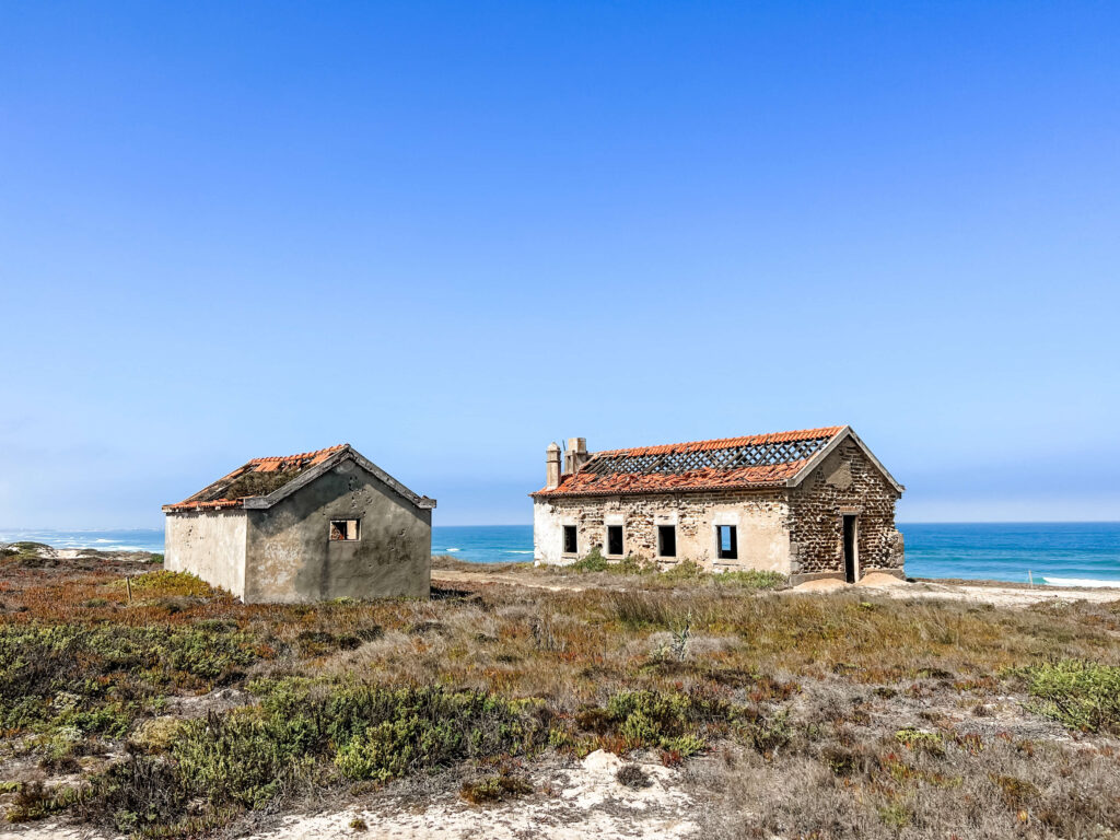 Abandoned house on Praia del Rey